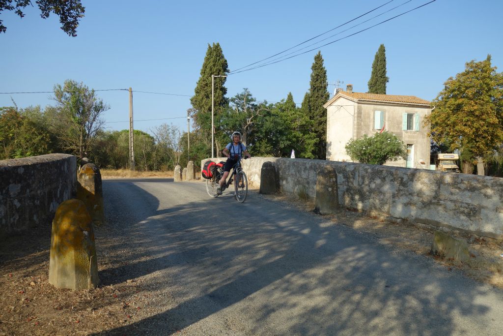 Pont de Truilhas "garni" de nombreuses et énigmatiques bornes 